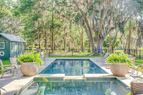 2-BR Fisherman's Quarters w/ docks, pool, and firepit on Emma's Driftwood Farm