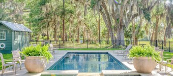 2-BR Fisherman's Quarters w/ docks, pool, and firepit on Emma's Driftwood Farm