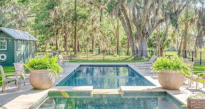 2-BR Fisherman's Quarters w/ docks, pool, and firepit on Emma's Driftwood Farm