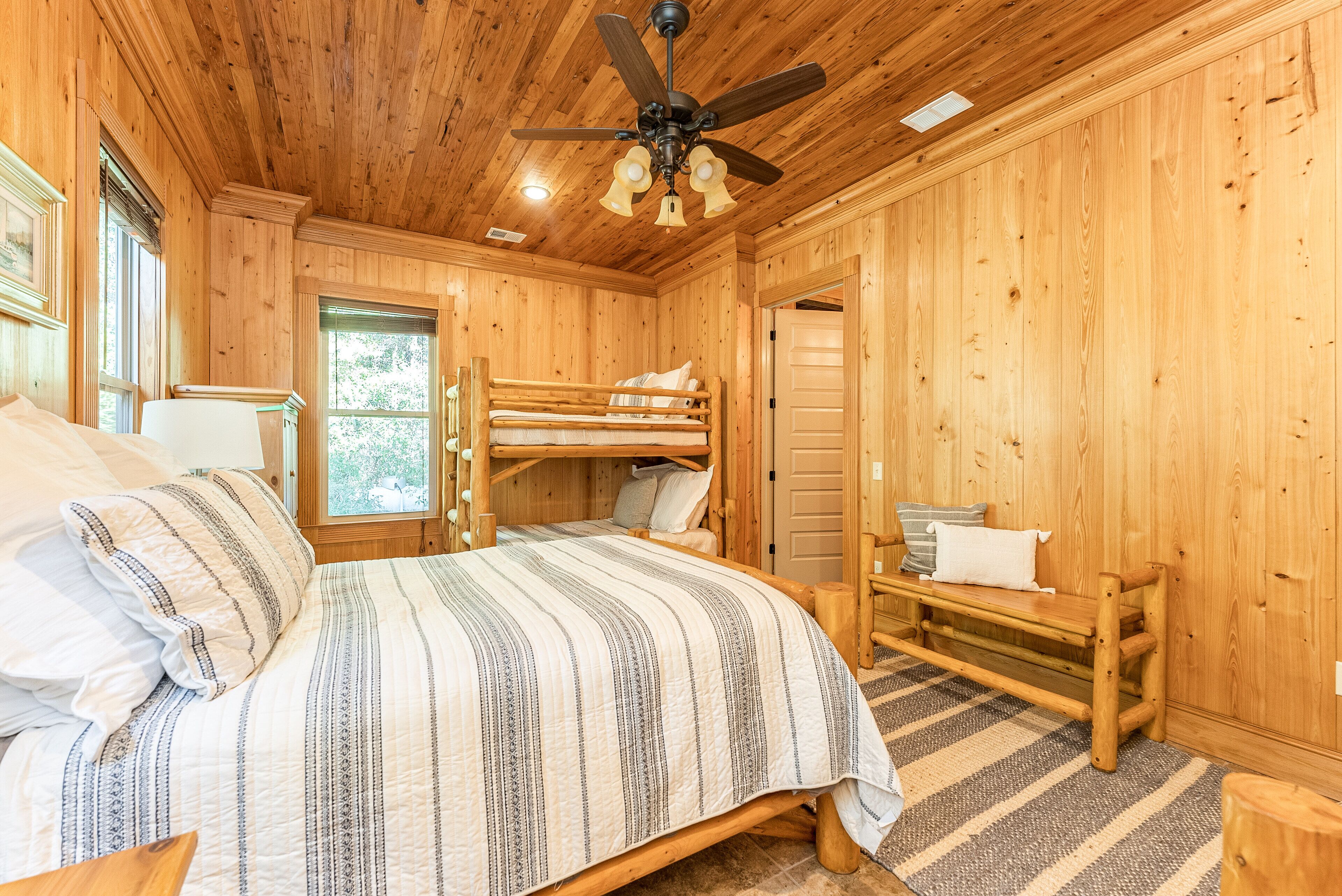 2 soverom, reiseseng for barn, wi-fi (inkludert) og sengetøy