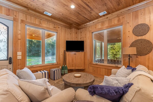 Smart-tv, bordsfotboll och ett bordtennisbord