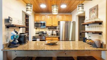 Een koelkast, een magnetron, een oven, een kookplaat