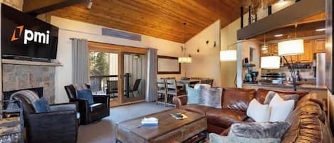 LED-Fernseher, Kamin, Arbeitsbereiche