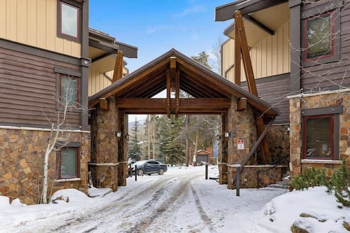 Slopeside Retreat: Ski Access, Hot Tub & Views