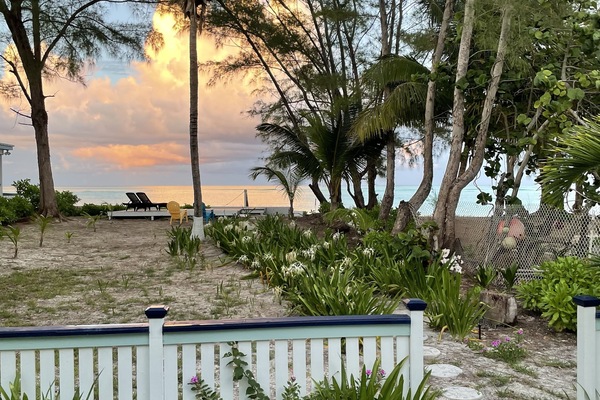 Palmetto Cottage with perfect views!
On the beachside.