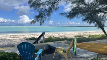 Sur la plage, chaise longue, serviettes de plage