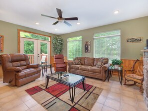 Condo (2 Bedrooms) | Property amenity