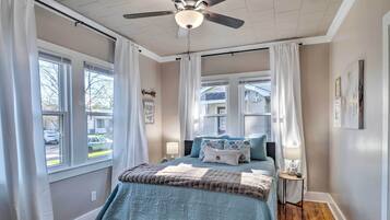 2 chambres, bureau, fer et planche à repasser, lit de bébé portatif