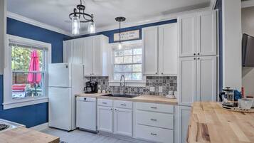 Réfrigérateur, four à micro-ondes, surface de cuisson, lave-vaisselle