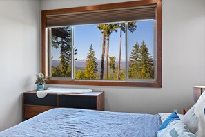 4 bedrooms, desk, iron/ironing board, Internet