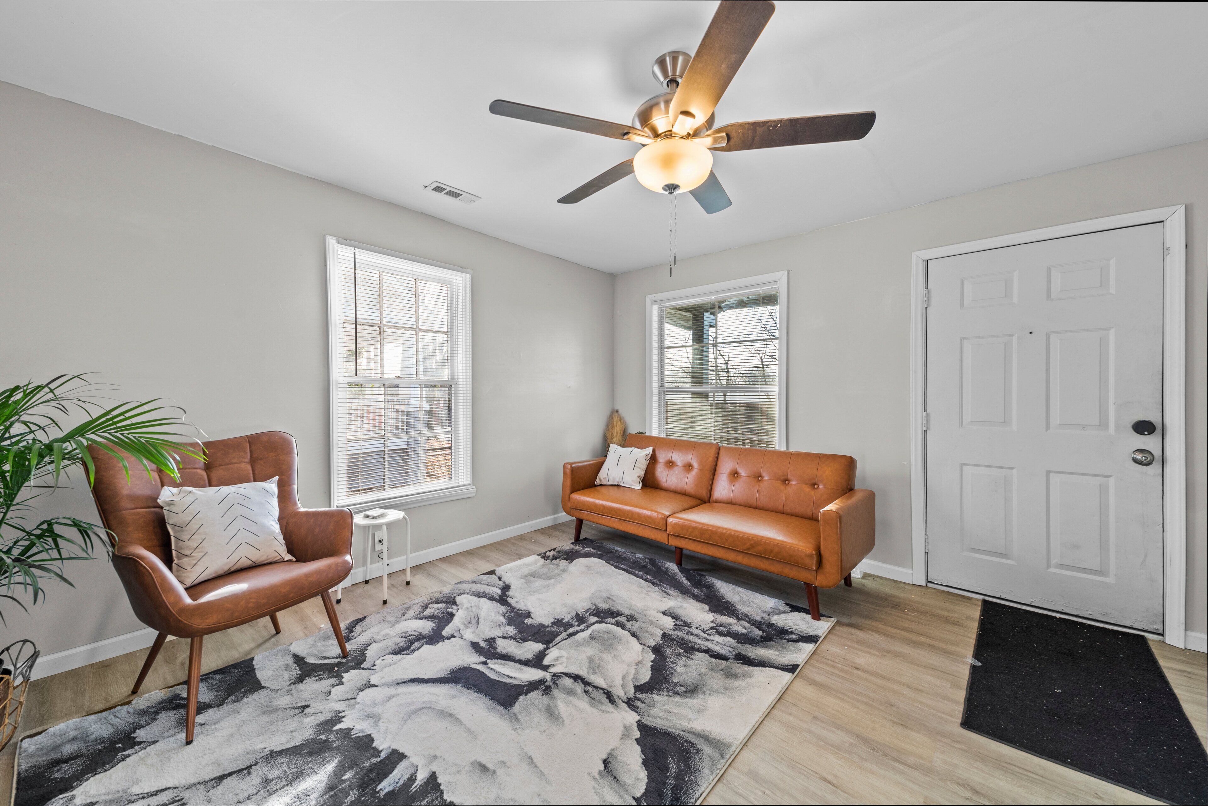Queen Loft .5 Mile Downtown - HS Internet 55 in TV