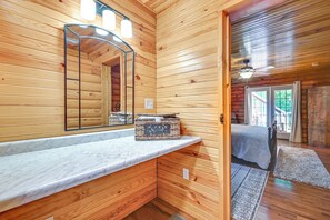 5 bedrooms, desk, iron/ironing board, travel crib