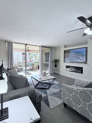 Smart TV, table tennis - Lovely Condo in Old Town Scottsdale with Pool (Scottsdale)
