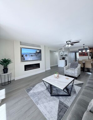 Smart TV, ping pong - Lovely Condo in Old Town Scottsdale with Pool (Scottsdale)