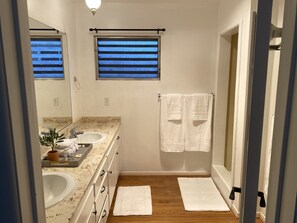 Combined shower/bathtub, hair dryer, towels, soap - Ranch Style Home in the Heart of Wine Country with E-bikes! (Solvang)