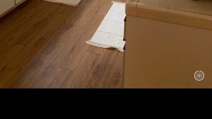 Une cuisine de taille réduite avec un plancher en bois, une table à manger et une chaise.