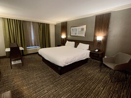 Escritorio, wifi gratis y ropa de cama 