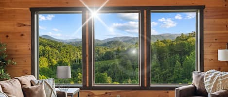 Smart TV, chimenea, videojuegos, futbolito
