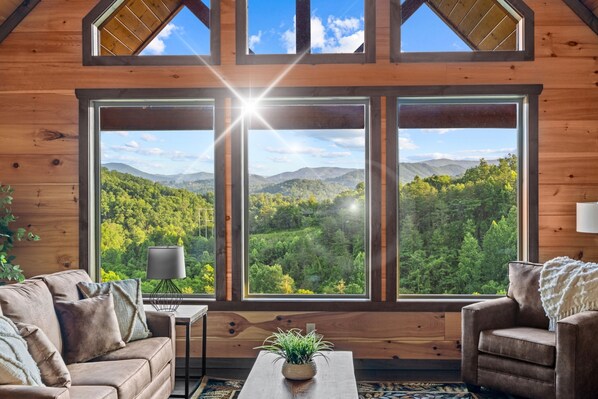 Smart TV, fireplace, video games, table football - Best Location w/ Views, KING Beds, 3 TV Gaming Wall, and Giant Scrabble Board (Sevierville)