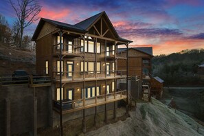 Exterior - Best Location w/ Views, KING Beds, 3 TV Gaming Wall, and Giant Scrabble Board (Sevierville)