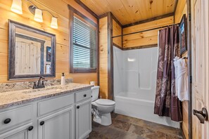 Combined shower/bathtub, towels
