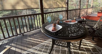 ★ The LODGE ★ No Clean Fee ★ Private Retreat w/ Adjustable KING Bed