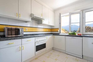 Een koelkast, een microgolfoven, een oven, een vaatwasser