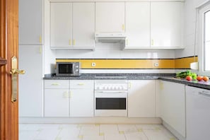 Een koelkast, een microgolfoven, een oven, een vaatwasser