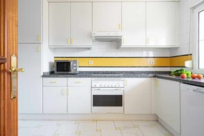Réfrigérateur, micro-ondes, four, lave-vaisselle