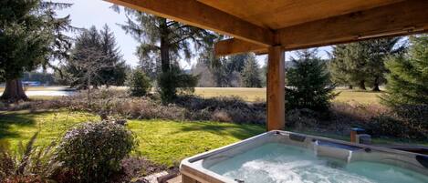 Outdoor spa tub