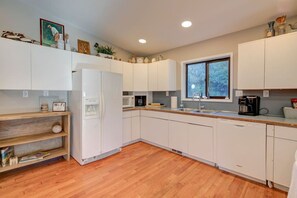 Kühlschrank, Mikrowelle, Ofen, Herdplatte