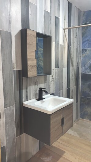 Duschwanne, Haartrockner, Handtücher, Seife