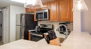 Frigorifero, microonde, forno, piano cottura