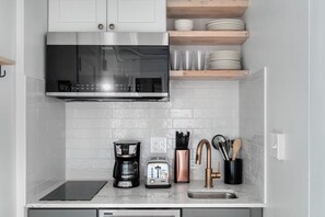 Kylskåp, mikrovågsugn, ugn och spishäll