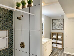 Duschwanne, Haartrockner, Handtücher, Toilettenpapier