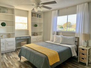 4 bedrooms, desk, iron/ironing board, travel cot - Games Galore & Rooftop Deck by St. Mary's, BMT (San Antonio)