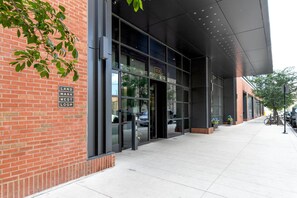 Exterior detail - Ideal West Loop 1BR w/ Pool, Coworking & Gym, 1 block to L, by Blueground (Chicago)