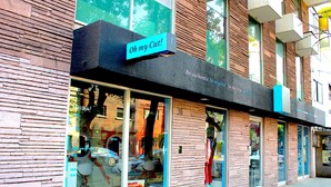 A storefront with a sign reading "Oh my Cut!" and a brick facade. - Deluxe Room in Condesa + Rooftop & Coworking - Beta by Nomadier (Ciudad de México)