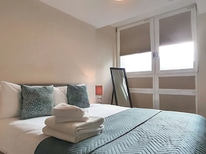 1 bedroom, desk, WiFi