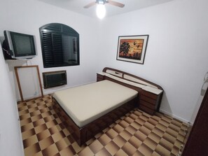 2 bedrooms, desk, free WiFi - Apartment Beira Mar - Enseada - Guarujá - 150 meters from the beach (SP)