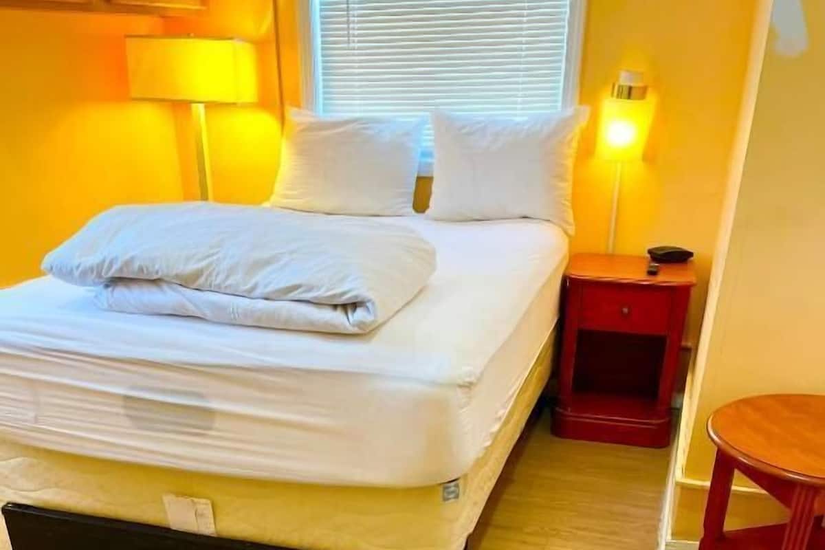Basic Room | Desk, laptop workspace, iron/ironing board (on request), WiFi (free)