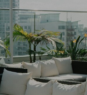 Property grounds - Spacious Rincon Hill 1BR w/ W/D, Gym & Pool, near Tech HQs, by Blueground (San Francisco)