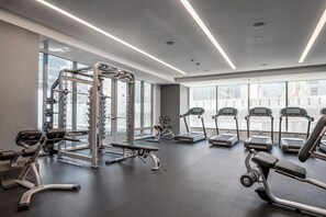 Fitness facility - Spacious Rincon Hill 1BR w/ W/D, Gym & Pool, near Tech HQs, by Blueground (San Francisco)