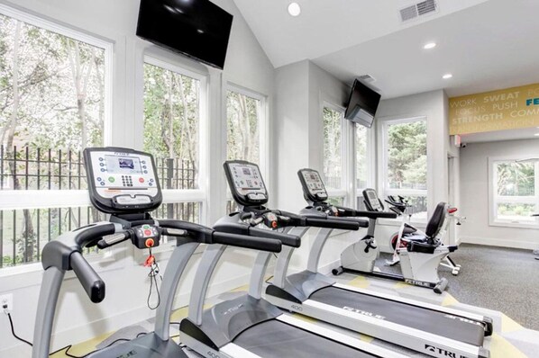 Fitness facility - Luxe Rosslyn 2BR w/ W/D, Gym & Pool, 10 min walk to Metro, by Blueground (Northern Virginia)