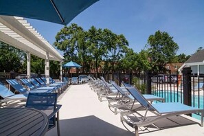 Pool - Luxe Rosslyn 2BR w/ W/D, Gym & Pool, 10 min walk to Metro, by Blueground (Northern Virginia)