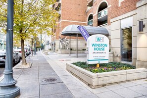 Property grounds - Upscale Foggy Bottom 2BR w/ Gym & W/D, near Metro & GWU, by Blueground (Washington, D.C.)