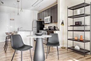 冷蔵庫、電子レンジ、オーブン、食器洗い機