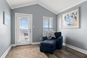 Smart TV - Great location! Close to beach, HEATED pool, beach gear provided, DOG Friendly (Panama City Beach)