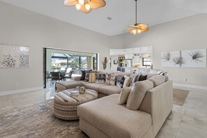 TV - Dock overlooking Canal, Kayaks, Hot Tub, Large Pool - The Palms - Roelens Vacations (Cape Coral)