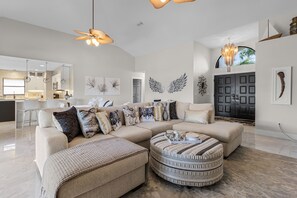 TV - Dock overlooking Canal, Kayaks, Hot Tub, Large Pool - The Palms - Roelens Vacations (Cape Coral)